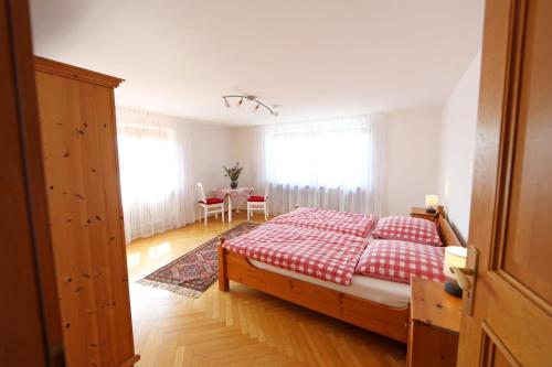 sypialnia z łóżkiem, stołem i krzesłami w obiekcie Ferienwohnung Rötzer w mieście Surheim