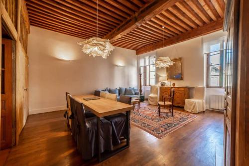 une salle à manger avec une table et quelques chaises dans l'établissement Le Rousseau, à Annecy