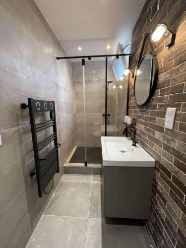 une salle de bain avec un lavabo et une douche dans l'établissement Ajaccio Magnifique T2 45m2 neuf 5 personnes Clim wifi stationnement gratuit centre ville plage à 300m, à Ajaccio