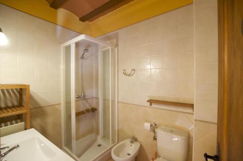 Bilik mandi di Cal Peretes - Apartamento de montaña en el Cadí