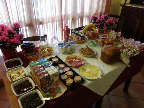 une table avec un tas de nourriture dessus dans l'établissement B&B La Casa Di Zefiro, à Limite
