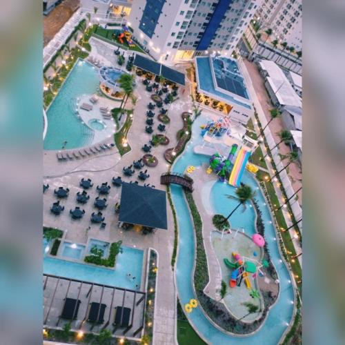 uma vista panorâmica de um parque aquático com duas piscinas em Salinas Exclusive Resort - Apto 1Q em Salinópolis