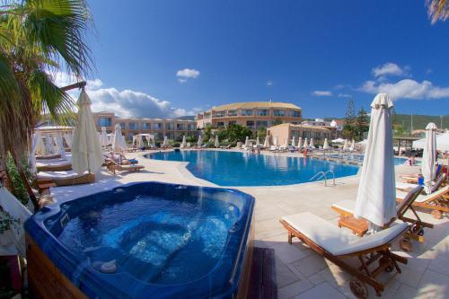 Bazén v ubytování Ionian Emerald Resort nebo v jeho okolí