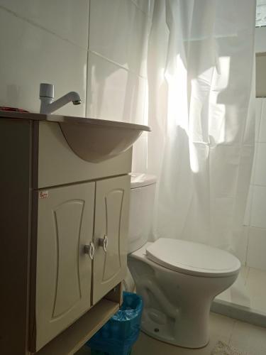 Studio em Arraial في أرايال دو كابو: حمام به مرحاض أبيض ومغسلة