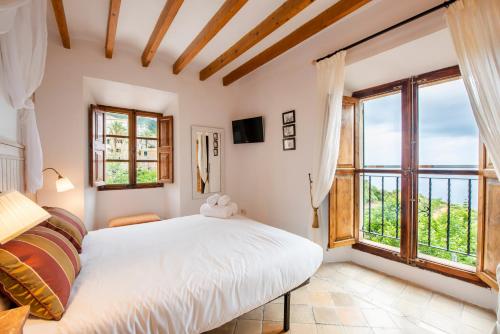 sypialnia z łóżkiem i dużym oknem w obiekcie Hotel D´Interior Ca Mado Paula w mieście Banyalbufar