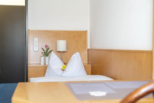 a hotel room with a bed and a mirror at Hotel & Apartments Böhm in Gravenwerth