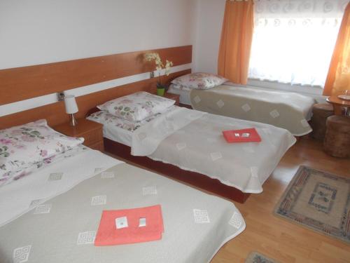 Tempat tidur dalam kamar di Hotelik Gościnny