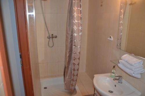 a bathroom with a shower and a sink at Marta in Okuninka