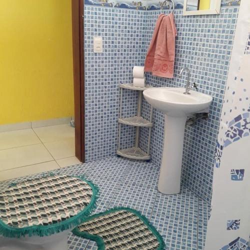 a bathroom with a sink and a toilet at Alta Vista in Penedo