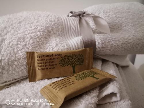 Un paquete de toallas con un árbol encima. en Hercules House - Il riposo degli Eroi, en Ercolano