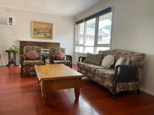 
A seating area at 3 BR Family House close to Melbourne Airport
