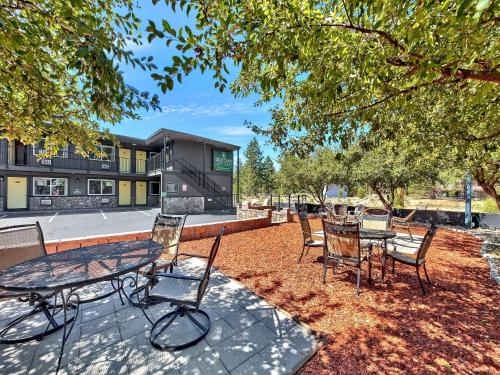 a group of chairs and a table in front of a building at Secrets Inn Lake Tahoe in South Lake Tahoe