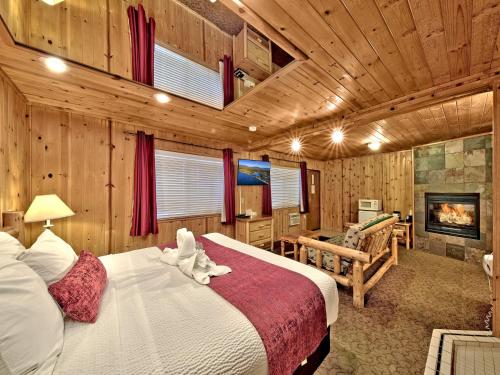 Postel nebo postele na pokoji v ubytování Secrets Inn Lake Tahoe
