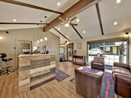 a living room with a couch and a bar at Secrets Inn Lake Tahoe in South Lake Tahoe