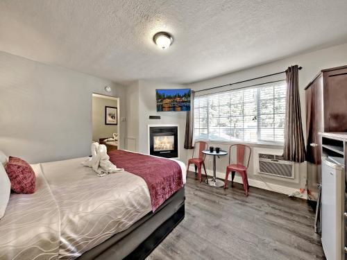 a bedroom with a bed with a teddy bear on it at Heavenly Inn Lake Tahoe in South Lake Tahoe