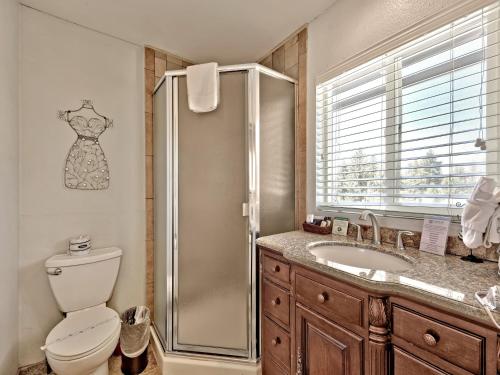 a bathroom with a shower and a toilet and a sink at Heavenly Inn Lake Tahoe in South Lake Tahoe