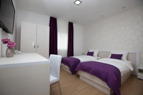 Postel nebo postele na pokoji v ubytování Rooms Ino