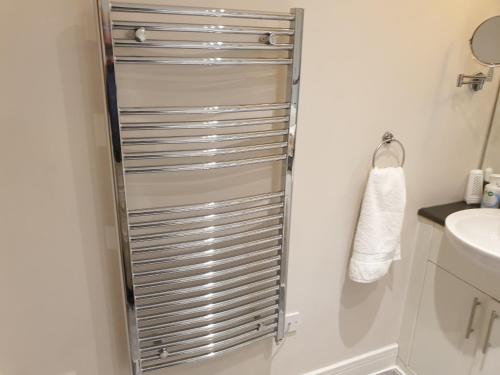 een douche in een badkamer met een toilet en een wastafel bij Birmingham Garnet, 3 bedroom Apartment in Birmingham