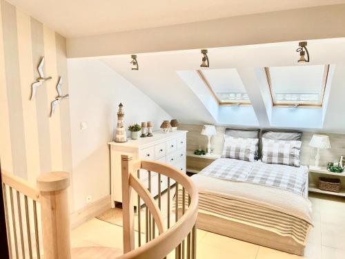 sypialnia z łóżkiem i dwoma świetlikami w obiekcie Edel Exclusive Apartments Villa Marea 102 Especially for You w mieście Międzyzdroje