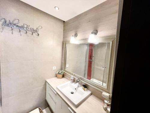y baño con lavabo y espejo. en Edel Exclusive Apartments Villa Marea 102 Especially for You en Międzyzdroje