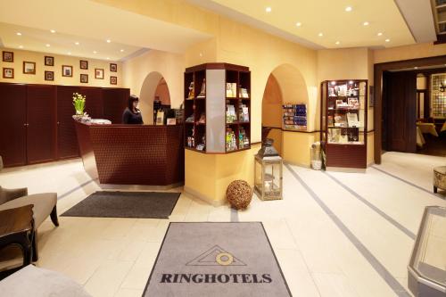 a lobby of a hotel with a bar in the center at Hotel Jensen in Lübeck