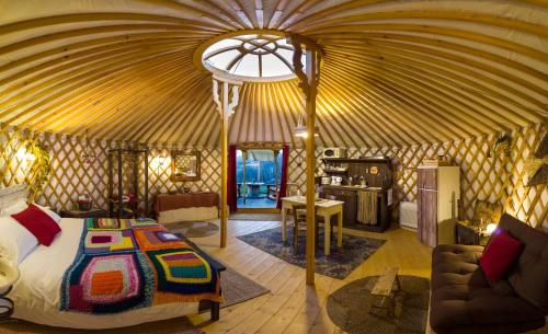 um quarto com uma cama numa tenda em 2 CUORI E 1 YURTA Glamping in Tuscany - Adults Only em Asciano