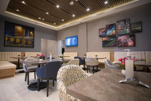 a restaurant with tables and chairs in a room at Hyatt Place Saltillo in Saltillo
