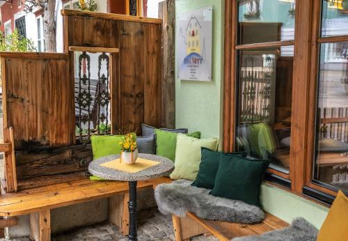 a living room with a bench and a table at I da Mitt in Hallstatt