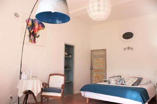 a bedroom with a bed and a table and a lamp at H2o Chambres d'Hôtes in Peyriac-de-Mer