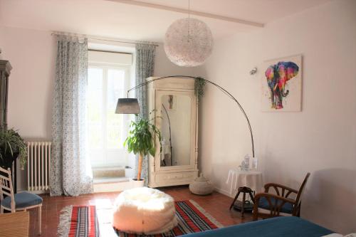 a living room with a mirror and a table at H2o Chambres d'Hôtes in Peyriac-de-Mer