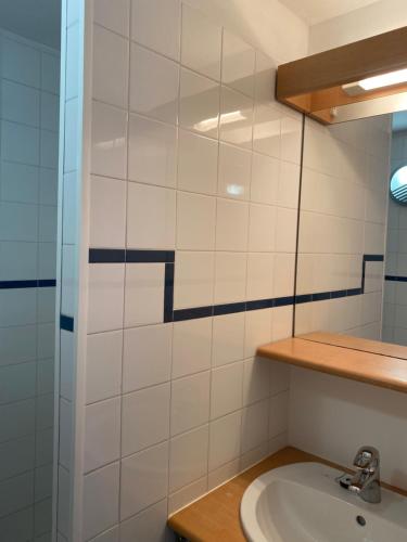 une salle de bain avec un lavabo et une douche dans l'établissement Maison cosy au bord de la mer, au Barcarès