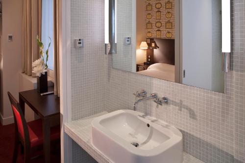 Bathroom sa Hôtel Perreyve - Jardin du Luxembourg
