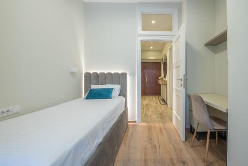 Postel nebo postele na pokoji v ubytování Sasha di Cattaro - Old Town Lux Apartment