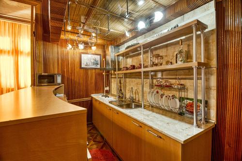 una cocina con fregadero y encimera en Town Center Rustaveli ApartHotel, en Tiflis