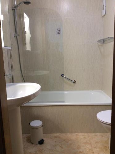 a bathroom with a tub and a sink and a toilet at Appartement Torre La Mata in Torrevieja
