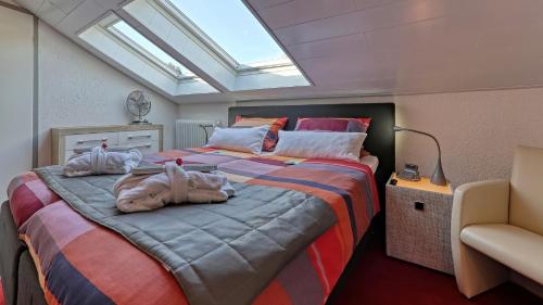 a bedroom with a large bed with a skylight at Suit' & Frühstück Zum Latschen - Adults Only in Mauth