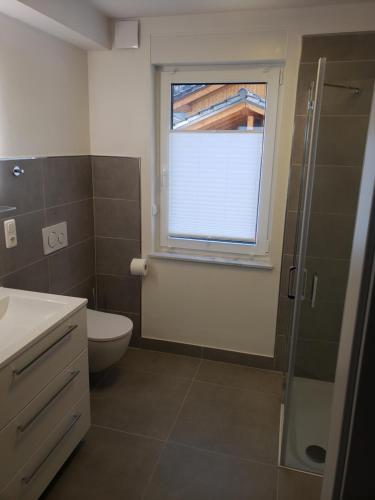 Bilik mandi di Ferienwohnung Ortsmitte-Willingen