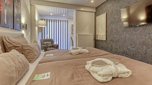 a hotel room with a bed with a bag on it at Suit' & Frühstück Zum Latschen - Adults Only in Mauth