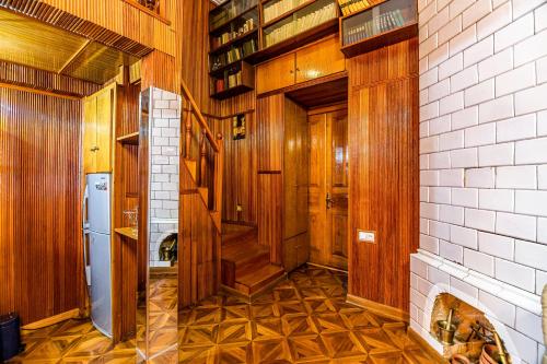 pasillo con paneles de madera y pared de ladrillo en Town Center Rustaveli ApartHotel, en Tiflis