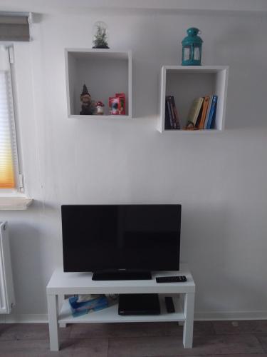 a tv sitting on a white table in a living room at Ferienwohnung Jansen "Zwei" in Bad Schwalbach