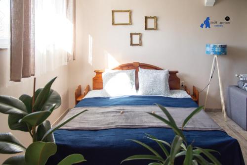 Llit o llits en una habitació de FruPi-Apartmanok