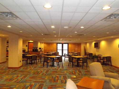 Un restaurante u otro lugar para comer en Wingate by Wyndham Lima