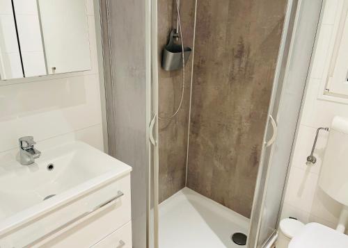 a bathroom with a shower and a sink at Beach Chalet SunHus - modernes Chalet in Ostseenähe in Scharbeutz