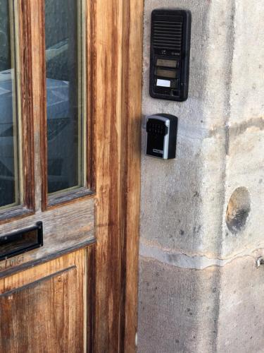 eine Holztür mit einem Safe an der Seite eines Gebäudes in der Unterkunft Apartment nahe Unikliniken in Erlangen