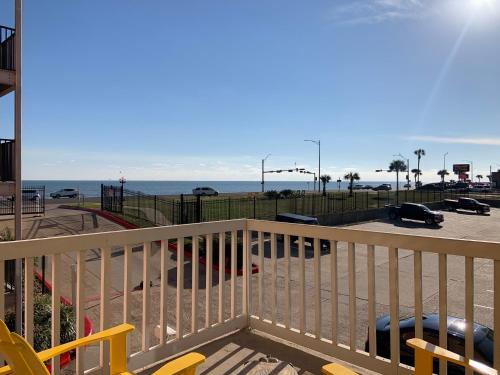 Coastal Galveston Condo Walk to Shoreline!