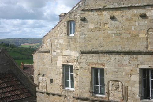 an old stone building with three windows on it at SY-la terrasse in Vézelay