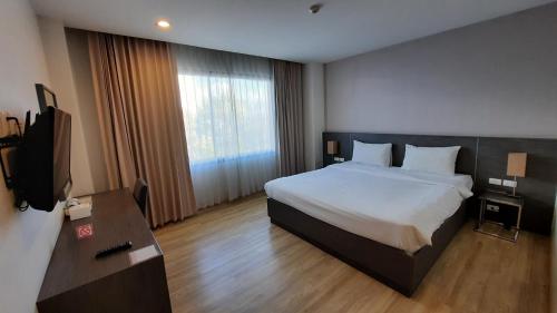 Giường trong phòng chung tại Leosor Hotel