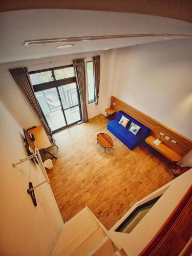 una vista aérea de una sala de estar con un sofá azul en 埔里隱巷人文行旅民宿 en Puli