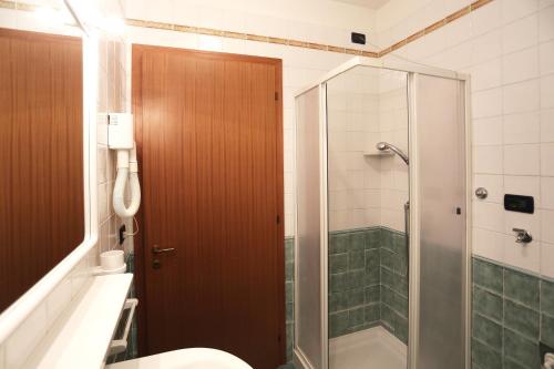 卡奧萊的住宿－TIGLI Lido Altanea，带淋浴和卫生间的浴室以及玻璃门。