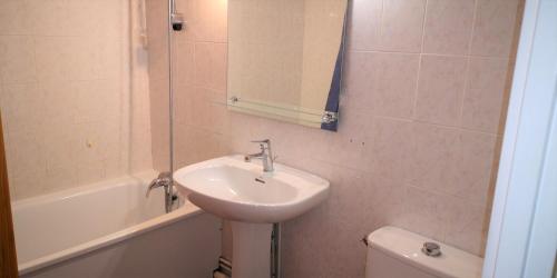 La salle de bains est pourvue d'un lavabo, de toilettes et d'un miroir. dans l'établissement Résidence Cap Azur Appartement 218, à Villeneuve-Loubet